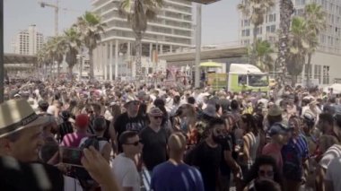 Tel Aviv, İsrail - 12 Ağustos 2018: Eşcinsel Yürüyüşü 'nde LGBT bayrağı sallayan ve birlik kutlamaları yapan kalabalık. Slow Motion 'la çekildi. Dans eden insanlar olarak mutluluk özgürlük kavramı
