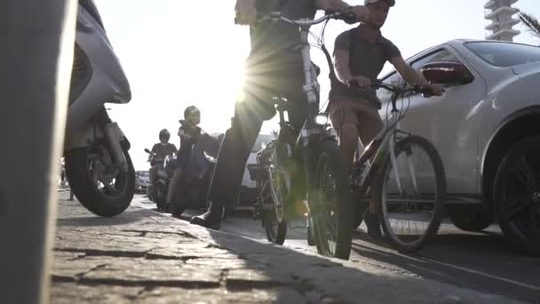 POV Basso angolo panning colpo dal marciapiede all'attraversamento della strada. Downtown street view come trasporto urbano del trafficoin concetto. Strade di Tel Aviv. Israele. — Video Stock