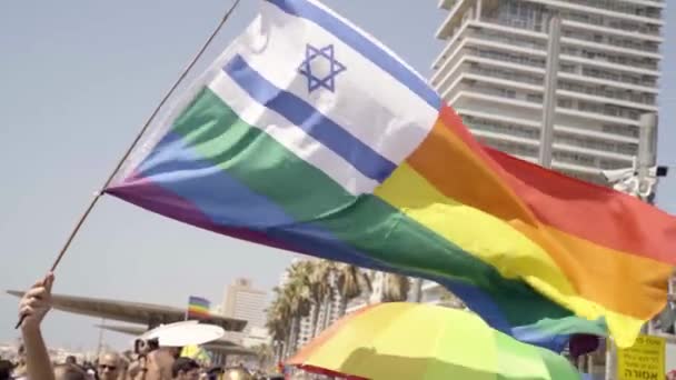 Tel Aviv, Israel - 12 augusti 2018: Crowd Marscherar på Gay Parade och viftar med en hbt-flagga och har enhetsfest. Skjuten med Slow Motion. Lycka frihet koncept som dansande människor — Stockvideo