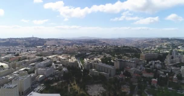 บินทางอากาศเหนือกรุงเยรูซาเล็มพร้อมหมู่บ้านและวิวที่ตั้งถิ่นฐาน แสดงให้เห็นถึงความมหัศจรรย์ของการอยู่ร่วมกันในภูมิทัศน์เมืองที่มีสถานที่สําคัญที่มีชื่อเสียงกับท้องฟ้าสีฟ้า — วีดีโอสต็อก