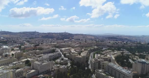 Vol aérien au-dessus de Jérusalem avec vue sur les villages et les colonies. montrant la merveille de la coexistence dans le paysage urbain avec un monument célèbre contre le ciel bleu — Video