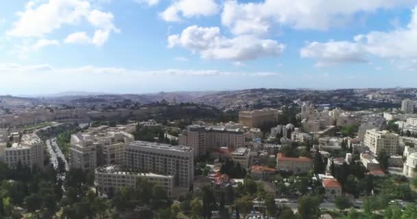 村々や集落の景色を眺めながらエルサレム上空を飛行します。青い空を背景に有名なランドマークのある街で共存することの不思議さを — ストック動画