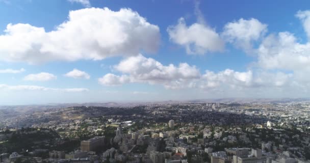 Vol aérien au-dessus de Jérusalem avec vue sur les villages et les colonies. montrant la merveille de la coexistence dans le paysage urbain avec un monument célèbre contre le ciel bleu — Video