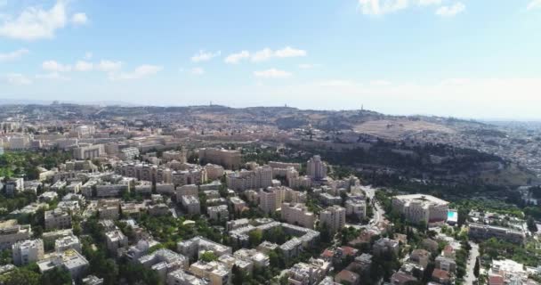 村々や集落の景色を眺めながらエルサレム上空を飛行します。青い空を背景に有名なランドマークのある街で共存することの不思議さを — ストック動画