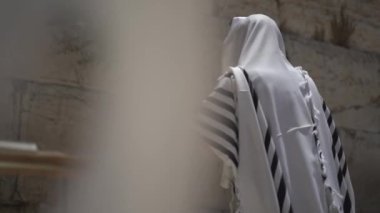 Yahudi adam feryat eden duvarda tek başına dua ediyor, Cotel. Tallit ve Tefillin giyerek Tanrı 'ya olan inancını ve inancını güçlendir. Kudüs İsrail 'in kutsal yerinde ruhanilik eylemi.