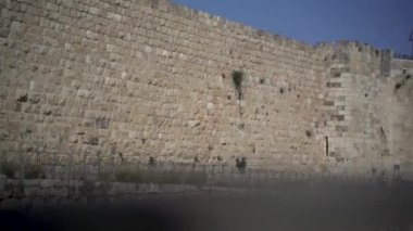 Kudüs 'ün eski duvarının dışında. Kudüs 'ün eski şehrinin manzarası, geniş açı, manzara İsrail. Kral David şehir duvarının mimarı Doğudaki işgüzar koruyucu