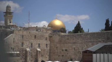Kubbe Kaya Kubbesi Kudüs 'teki Zeytin Dağı' ndan izleniyor. Yavaş çekim, Kudüs Eski Şehir ve Tapınak Dağı 'nda çekim yapıldığını gösteriyor. Kubbe kayalar ve El Aksa Camii de Dağ' dan.
