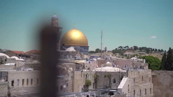 Cúpula da Rocha vista do Monte das Oliveiras em Jerusalém. câmera lenta revelar panning tiro em Jerusalém Cidade velha e do Monte do Templo, enquanto cúpula da rocha e Al Aqsa Mesquita do Monte de — Vídeo de Stock