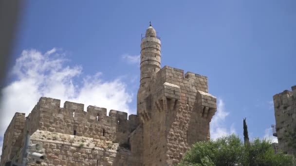 Außerhalb der Stadt Ansicht der alten Mauer von Jerusalem. Blick auf die Mauer der Jerusalemer Altstadt, Weitwinkel, Israel-Panorama. König David Stadtmauer architektonischer Beschützer an der Einmischung Osten — Stockvideo