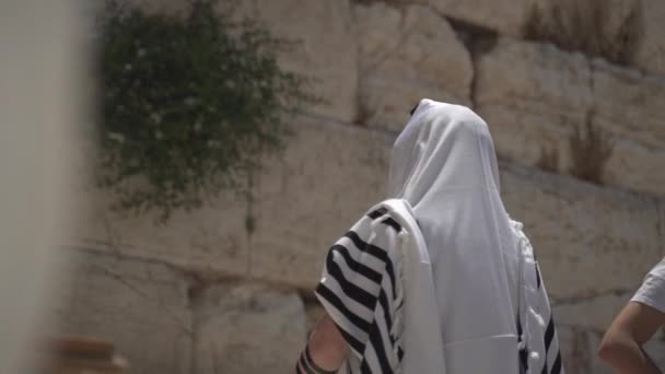 Jewish man pray alone at the wailing wall, Cotel. Strength his believe and faith to god wearing a Tallit and Tefillin. Spirituality act at the sacred holy place in Jerusalem Israel. — стокове відео