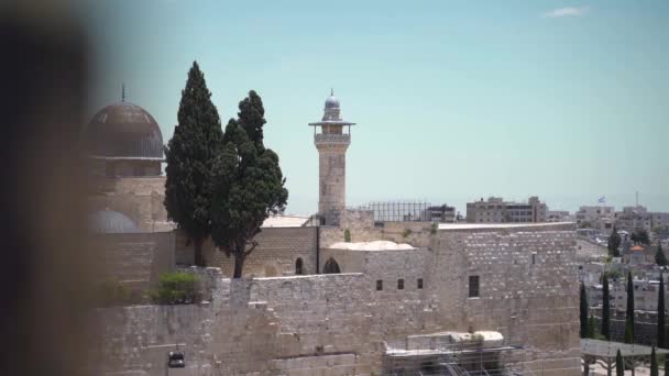 エルサレムのオリーブ山から見た岩のドーム。スローモーションはエルサレム旧市街と神殿の丘で撮影されたパンニングを明らかにし、岩のドームとアル・アクサ・モスクは山から — ストック動画