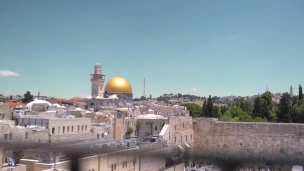 エルサレムのオリーブ山から見た岩のドーム。スローモーションはエルサレム旧市街と神殿の丘で撮影されたパンニングを明らかにし、岩のドームとアル・アクサ・モスクは山から — ストック動画