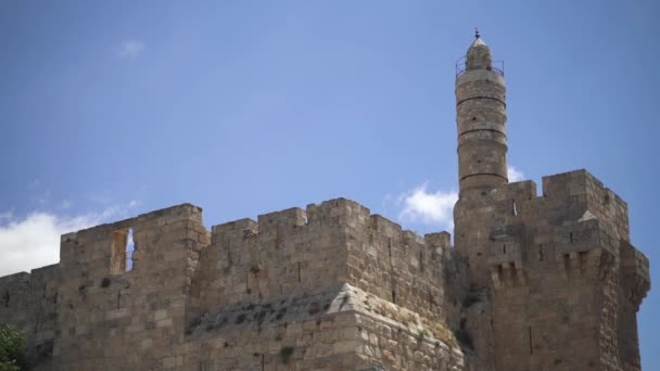 Buiten uitzicht op Jeruzalem oude muur. Uitzicht op de muur van de oude stad van Jeruzalem, groothoek, panorama Israël. Koning David stadsmuur architect beschermer in het oosten — Stockvideo