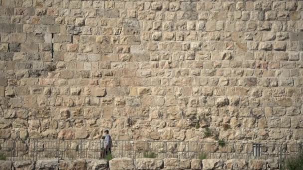 Textura padrão tiro de parede ocidental em Jerusalém, Israel. Limpar arquitetura câmera lenta tiro grande ângulo de pessoas que passam pela parede disposta. Contexto tijolos panorama conceito. — Vídeo de Stock