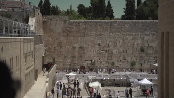 Een menigte Joodse gebeden aan de westelijke muur van Kotel in Jeruzalem, Israël. Zijaanzicht lange schot van mensen bidden en aanbidden van God in Cotel Oost Jeruzalem, oude stad Koning David stad — Stockvideo