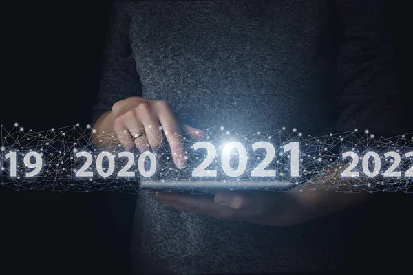 Hand Vidrör Globalt Nätverk Surfplatta Med Virtuellt Hologram 2021 Begreppet — Stockfoto