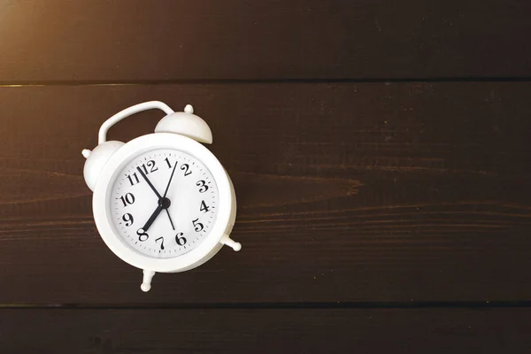 Close Relógio Alarme Sobre Fundo Amarelo Conceito Tempo — Fotografia de Stock