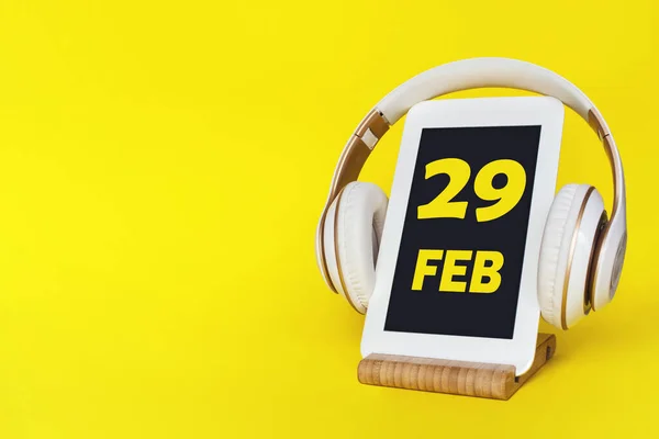 Febrero Día Del Mes Fecha Del Calendario Auriculares Elegantes Tableta — Foto de Stock