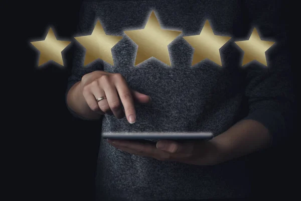 Fünf Sterne Servicekonzept Frau Mit Digitalem Tablet Der Hand Mit — Stockfoto