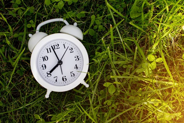 Reloj Despertador Blanco Moderno Sobre Fondo Verde Tiempo Una Maqueta —  Fotos de Stock