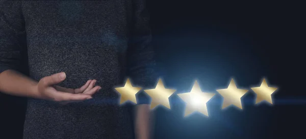 Beşinci yıldızı al. Otellerin ve restoranların derecelendirilmesi, eleştirmenlerin ve ziyaretçilerin değerlendirilmesi. El ele tutuşma gologramı 5 yıldız