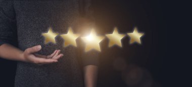 Değerlendirme konsepti. Şirketin reytingini arttırmak ve reytingleri yükseltmek için beş yıldızı işaret ediyor. Müşterinin eli beş yıldızlı bir not veriyor. Derecelendirme hizmetleri, memnuniyet kavramı