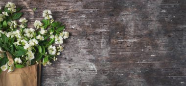 Tahta masadaki yasemin buketinin en üst görüntüsü. Sevgililer Günü tebrik kartı Boşluk Üst görünümü kopyala