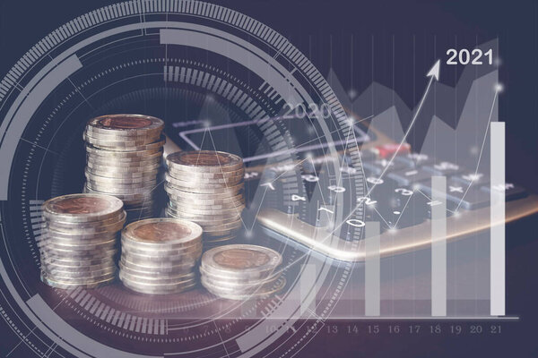 Стек монет, калькулятор и виртуальная голограмма статистики, график со стрелкой вверх. Концепция экономии денег, финансов. Концепция роста бизнеса. Развитие бизнеса, концепция успеха 2021
