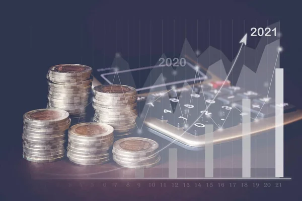 Sikkeler Yığını, hesap makinesi ve istatistiklerin sanal gologramı, yukarı ok ile grafik. Tasarruf kavramı, mali. İş büyümesi konsepti. İş geliştirme, başarı kavramı 2021