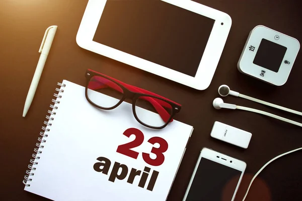 Nisan Ayın Takvim Tarihi Laptop Defter Ofis Malzemeleri Kahverengi Sırtında — Stok fotoğraf