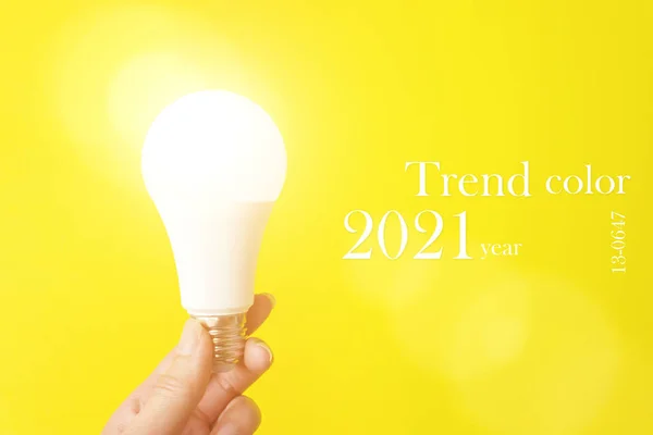 Farbe Des Jahres 2021 Glühbirnenlicht Der Hand Farbtrend Erleuchtend Ideenkonzept — Stockfoto