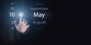 16 Mayıs. Ayın 16 'sı, takvim tarihi. Koyu mavi arkaplanda el ile aydınlatma simgesi PLAY ve Tarih 'e tıklayın. Bahar ayı, yılın günü konsepti.