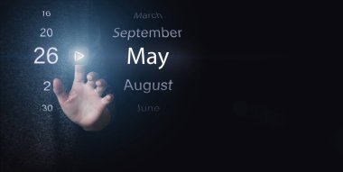 26 Mayıs. Ayın 26 'sı, takvim tarihi. Koyu mavi arkaplanda el ile aydınlatma simgesi PLAY ve Tarih 'e tıklayın. Bahar ayı, yılın günü konsepti.