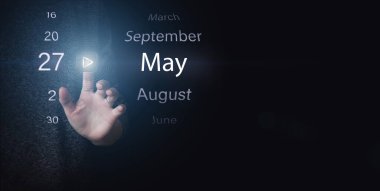 27 Mayıs. Ayın 27 'si, takvim tarihi. Koyu mavi arkaplanda el ile aydınlatma simgesi PLAY ve Tarih 'e tıklayın. Bahar ayı, yılın günü konsepti.