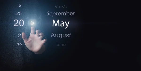 20 Mayıs. Ayın 20 'si, takvim tarihi. Koyu mavi arkaplanda el ile aydınlatma simgesi PLAY ve Tarih 'e tıklayın. Bahar ayı, yılın günü konsepti.