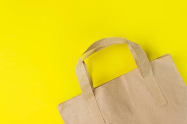 Saplı alışveriş torbası, poster, reklam ve markalaşma afişi. Kolayca taşımak için saplı kahverengi kraft kağıt hediye çantası