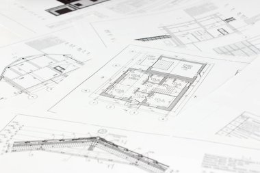 Mimari planlara yüksek açılı bakış açısı. Mimari tasarım projeleri konsepti. Kağıt mimari çizimler ve planlar