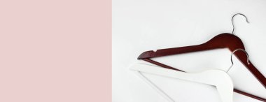 Siyah ve beyaz. Ahşap elbise askısı. Modaya uygun farklı türde askılar. Bahar indirimi konsepti indirimli mağaza alışverişi boş askılar. Kara Cuma