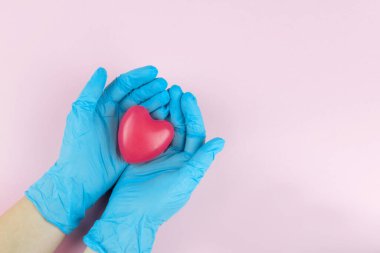 Kırmızıyı elinde tutan doktorun görüntüsü, sağlık sigortası, bağış, bağış, hayat kurtarma, teşekkür ederim.
