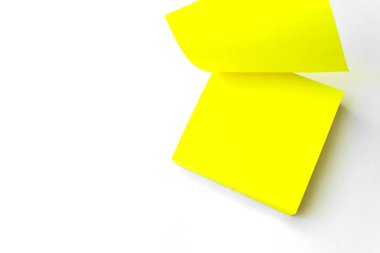 Sarı kağıt not. Beyaz Arkaplana Karşı Sarı Hatırlatma Notu. Yakın plan. Boş sarı yapışkan not