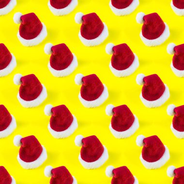 Sarı arka planda, noel baba şapkasının yüksek açılı görüntüsü kusursuz.