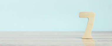 Masadaki 7 numaralı ahşap. Yakın plan. Boşluğu kopyala