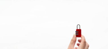 El ele tutuşan kırmızı metal kilit beyaz arka planda Kavram parolası. Güvenlik Konsepti.