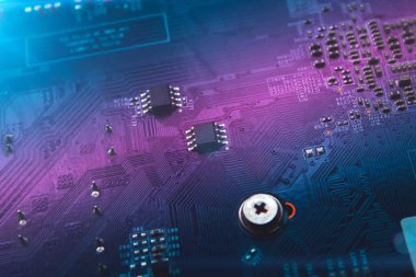 Bilgisayar çipi ve diğer detayların seçici odağı. Elektronik Devre Kurulu. Mikroçip.