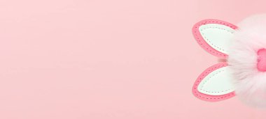 Pembe burunlu Paskalya tavşanı kulakları, kopyalama alanı. Bahar tatili fotoğraf tasarımı şablonu