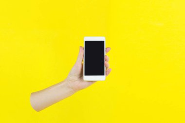 Sarı ekrandaki cep telefonuna dokun