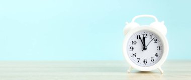 Alarm Saatinin Mavi Duvara Karşı Masadaki Kapanışı, afiş biçimi