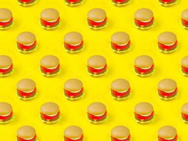 Sarı arka planda kusursuz plastik hamburger deseni.