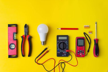 Elektrikli aletleri ve bileşenleri kapatın. Profesyonel elektrikçi seti