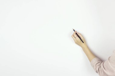 El ele tutuşan ahşap kalem Boşluk Beyaz Duvarı çizmeye başlıyor. Boşluğu kopyala